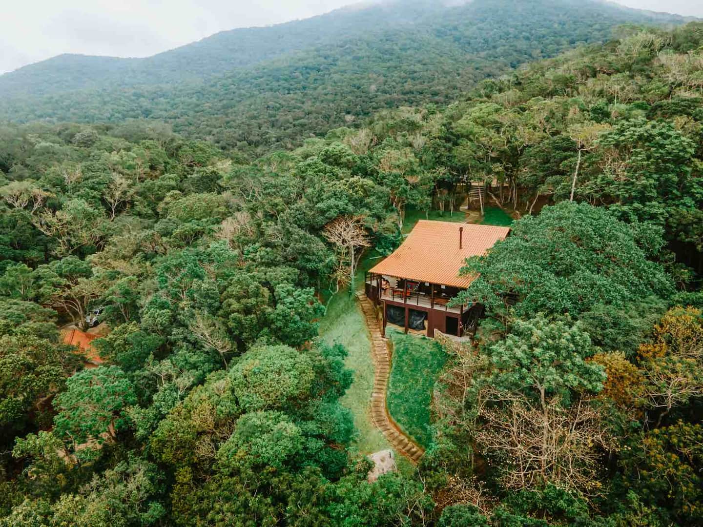 Vista aérea da Cabana Odoyá cercada pela mata