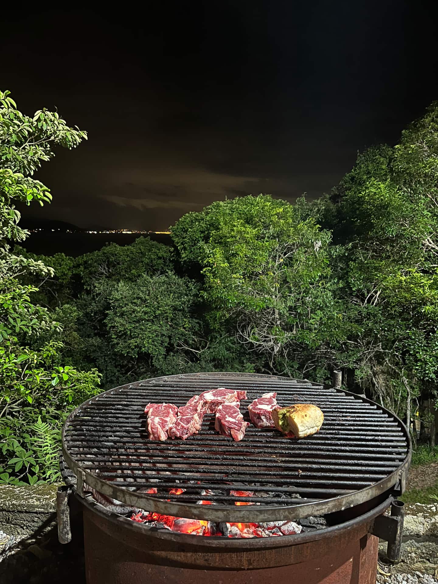 Churrasqueira à noite com vista