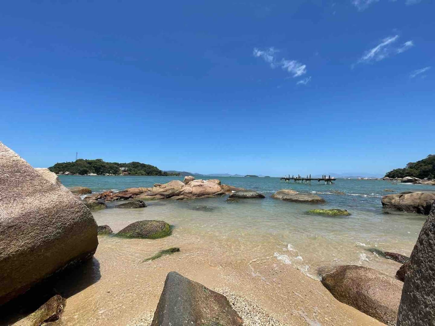 Praia das Conchas com pedras e ilha ao fundo