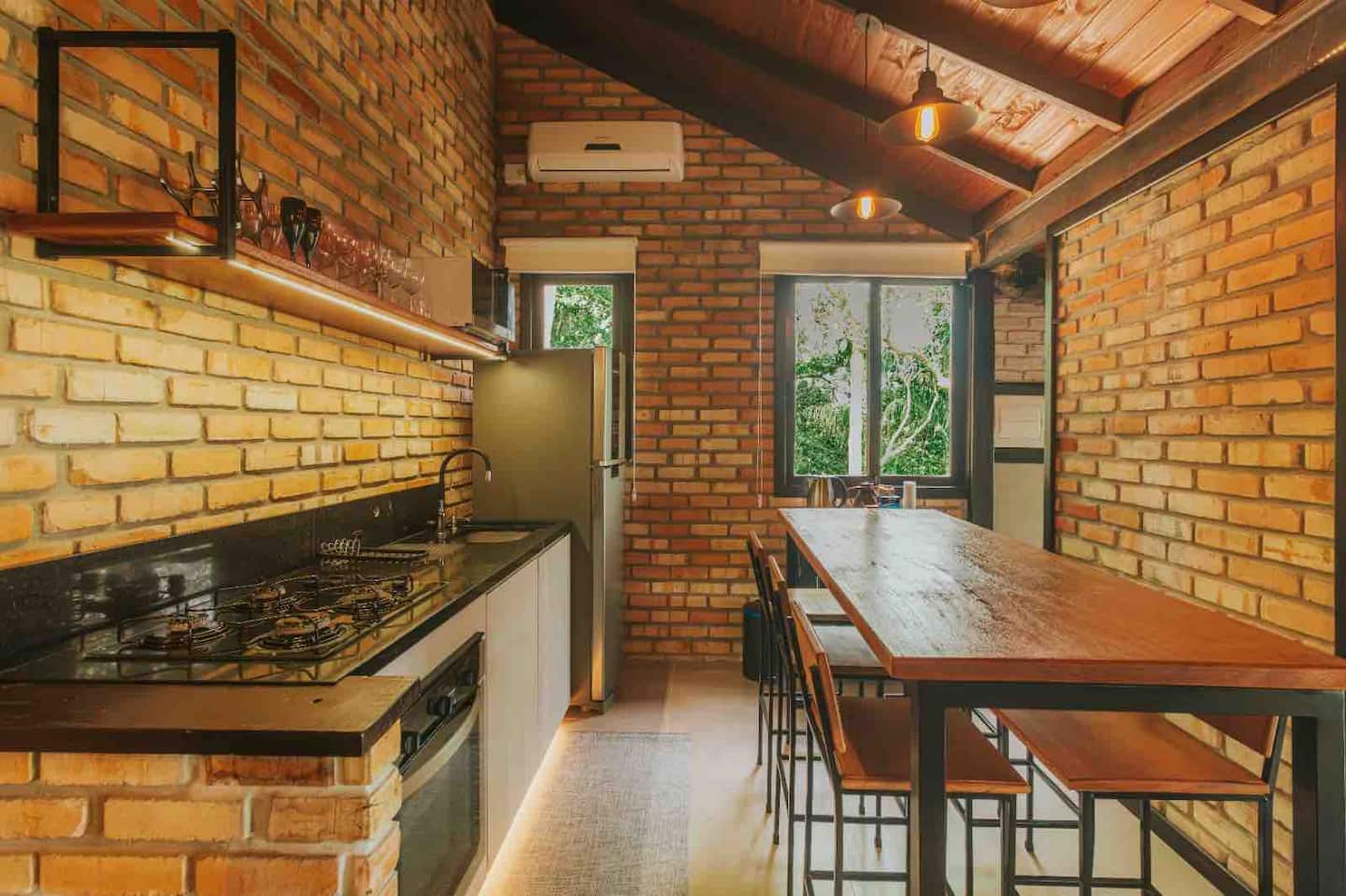 Cozinha integrada com bancada de madeira
