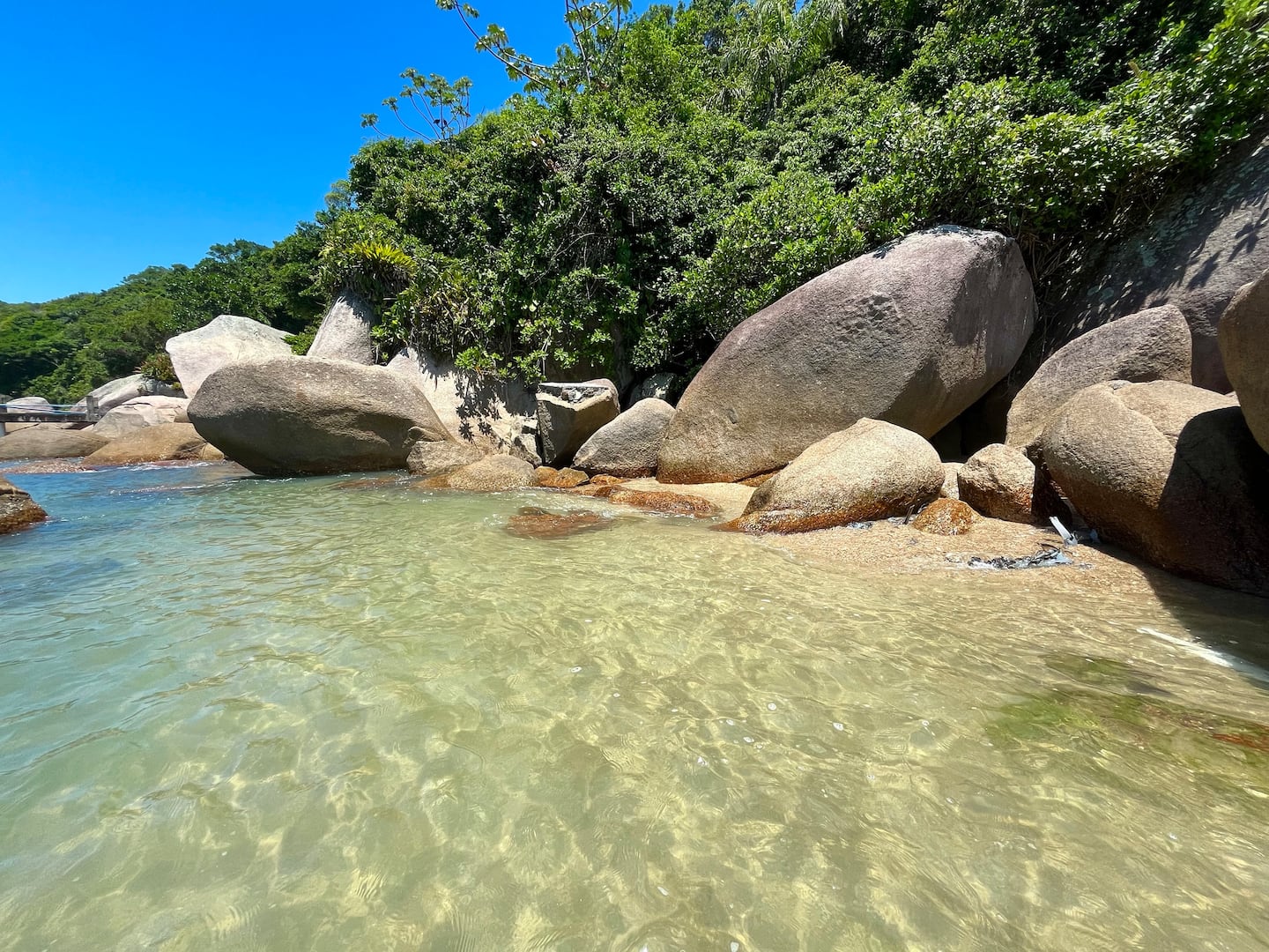 Piscina natural entre pedras
