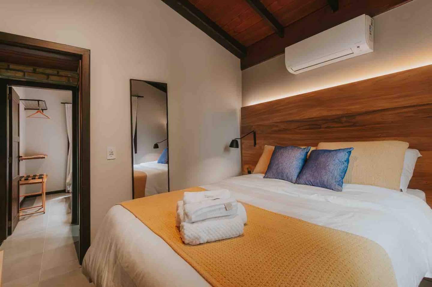 Quarto com cabeceira de madeira