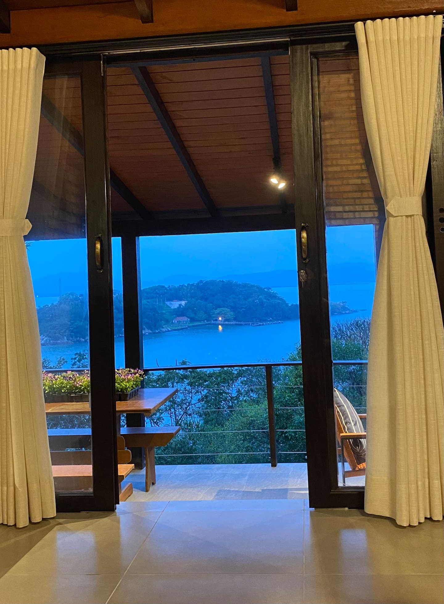 Janela de piso a teto com vista para a baía